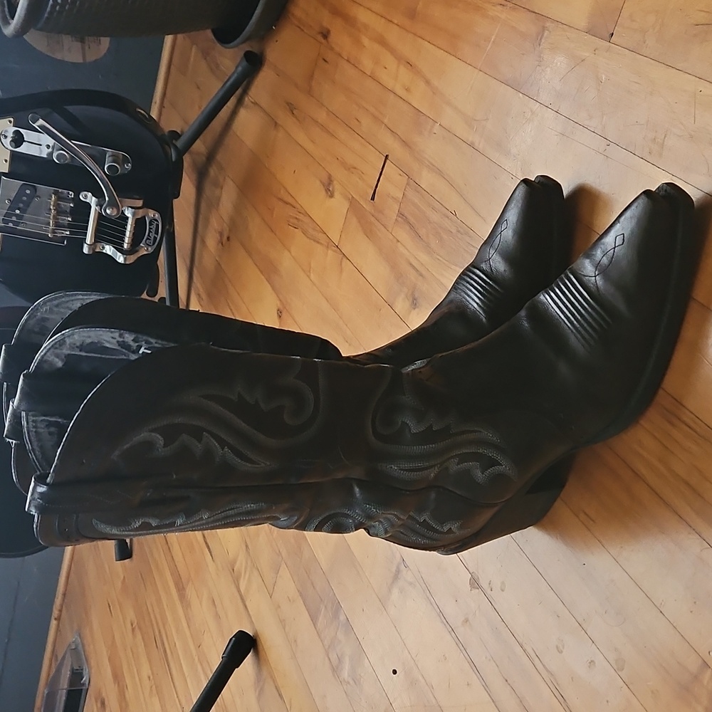 Ariat women’s black cowboy boots 9.5